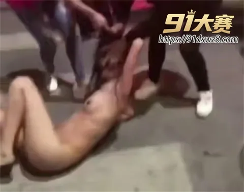 photo20260813112113 千人围观 南宁抓小三事件 标致小三惨遭原配带人撕衣殴打 大喊报警别抓我胸 围观群众集体吓懵-2