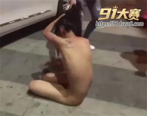 photo20260813112058 千人围观 南宁抓小三事件 标致小三惨遭原配带人撕衣殴打 大喊报警别抓我胸 围观群众集体吓懵-1