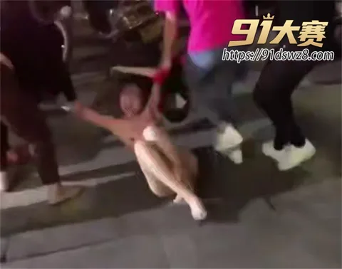 photo20260813112119 千人围观 南宁抓小三事件 标致小三惨遭原配带人撕衣殴打 大喊报警别抓我胸 围观群众集体吓懵-5