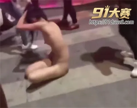 photo20260813112124 千人围观 南宁抓小三事件 标致小三惨遭原配带人撕衣殴打 大喊报警别抓我胸 围观群众集体吓懵-7