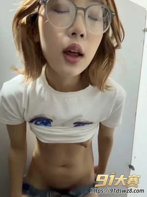 1W800px ST反差妹 xiaomugouya 在校眼镜女大学生直播教学楼厕所刺激自慰 眼镜妹就是骚浪贱-1