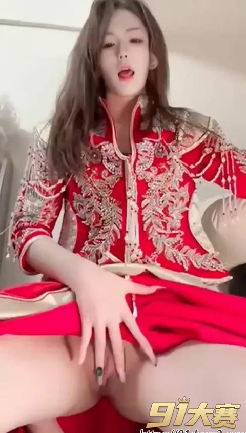 图1 国产高颜值女主播 冯宝宝 穿婚服裸聊自慰 大鸡巴猛插嫩穴潮吹喷白浆-1