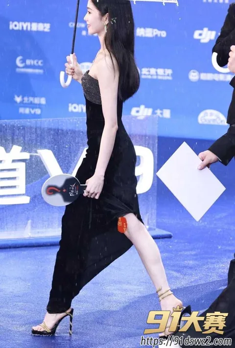 35W800px 年轻女艺人 韩沛颖 直播曝刘浩存的瓜 14岁攀上某张导 一场泼菜戏引发海啸-25