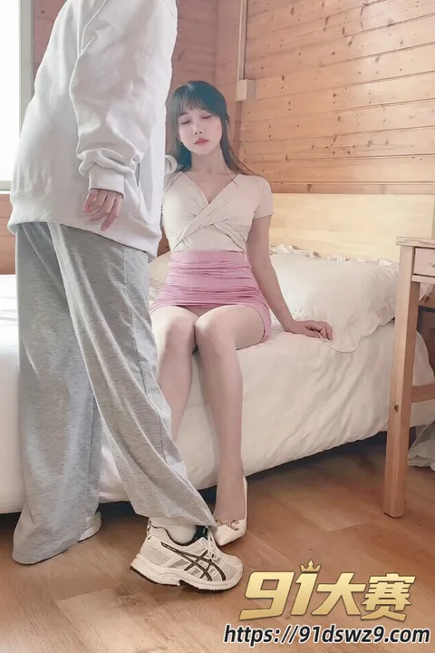 IMAGE 20261007 20:27:30 秀人网女神 波巧酱 粉裙家教上门 内衣肩带滑下来跪在床上 巨乳被双手抓着揉诱惑直接拉满!-2