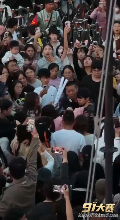 IMG7050.MP420261008130912.837W800px 河南开封万岁山打架事件 现场混战打PK 三个女孩和一对情侣 人山人海大逼兜啪啪扇-1