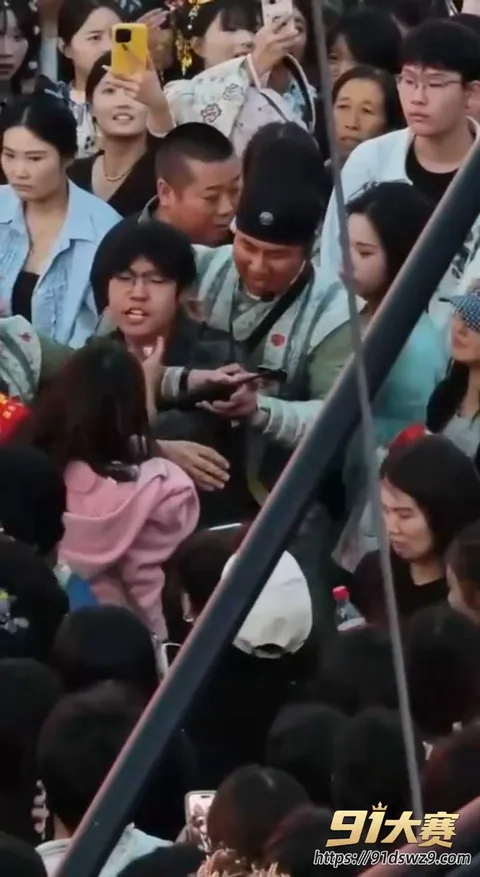 IMG7050.MP420261008130956.120W800px 河南开封万岁山打架事件 现场混战打PK 三个女孩和一对情侣 人山人海大逼兜啪啪扇-2