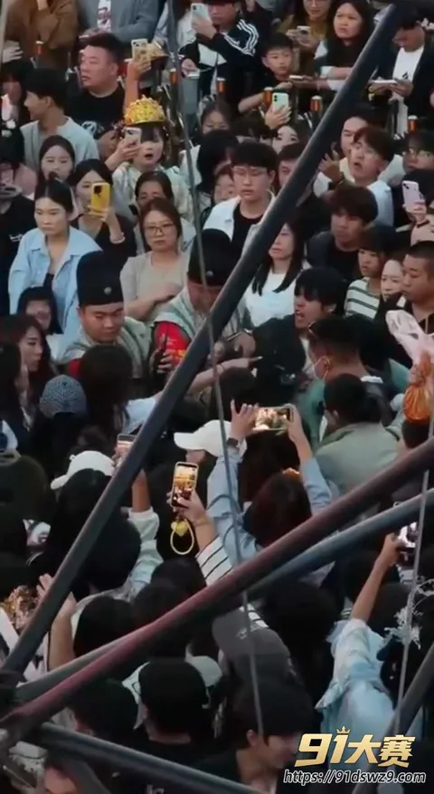 IMG7050.MP420261008131030.264W800px 河南开封万岁山打架事件 现场混战打PK 三个女孩和一对情侣 人山人海大逼兜啪啪扇-3