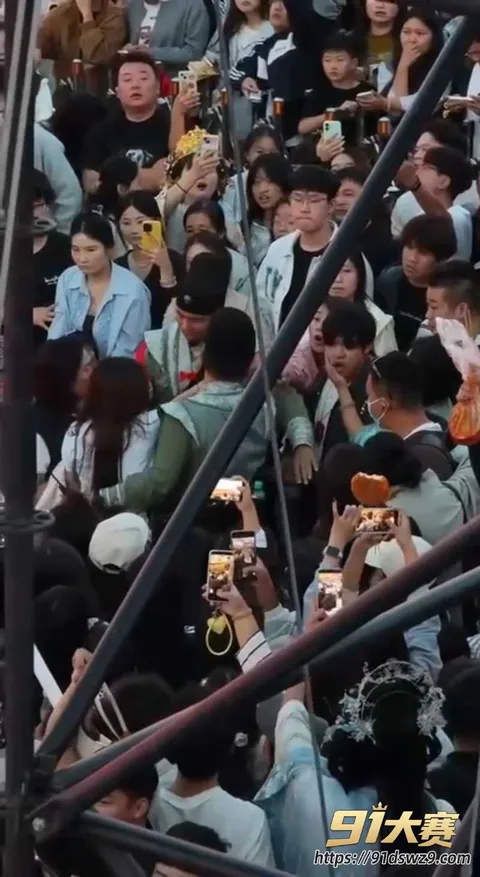 IMG7050.MP420261008131049.674W800px 河南开封万岁山打架事件 现场混战打PK 三个女孩和一对情侣 人山人海大逼兜啪啪扇-4
