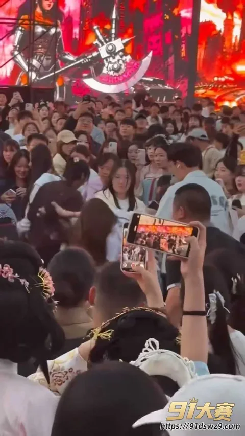 IMG7048.MP420261008130758.035W800px 河南开封万岁山打架事件 现场混战打PK 三个女孩和一对情侣 人山人海大逼兜啪啪扇-7