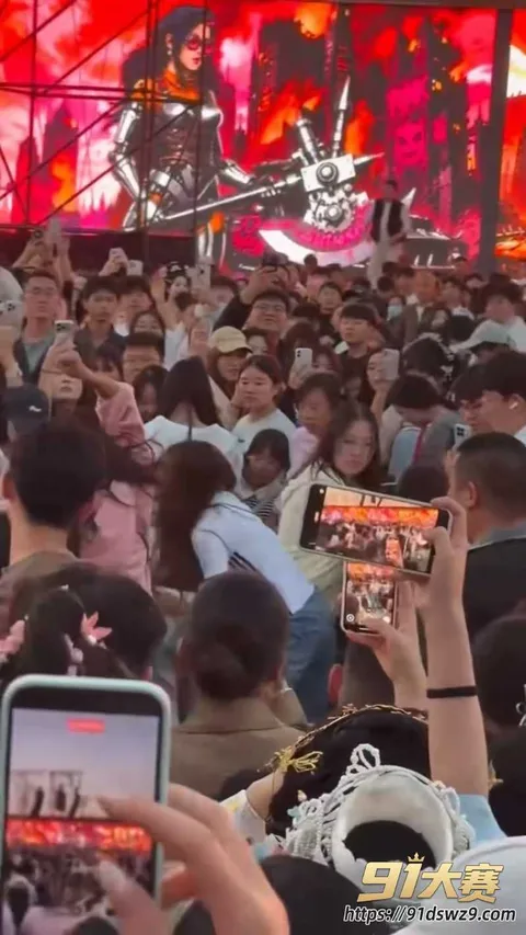 IMG7048.MP420261008130805.173W800px 河南开封万岁山打架事件 现场混战打PK 三个女孩和一对情侣 人山人海大逼兜啪啪扇-8