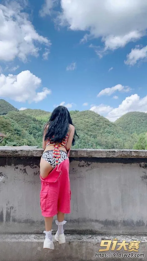 1W800px 海角大神 长腿女儿丽丽 户外废弃建筑女儿逼痒 来着月经就操逼 全部射在女儿背上-1
