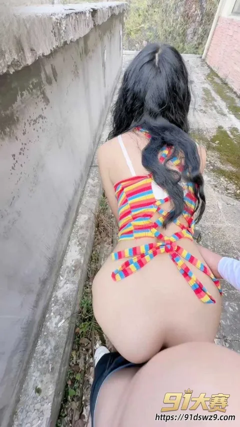 7W800px 海角大神 长腿女儿丽丽 户外废弃建筑女儿逼痒 来着月经就操逼 全部射在女儿背上-7