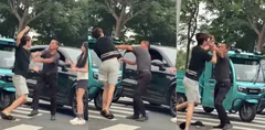保时捷车主街头贴身肉搏 大爷一记勾腿KO完胜年轻小伙 网民调侃太搞笑