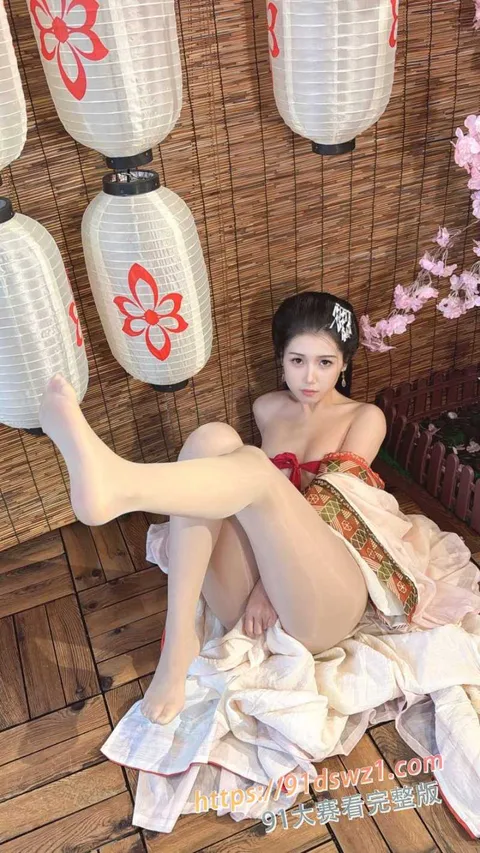 不呆猫6 人气网红模特 不呆猫 超性感古风战国袍写真 玉足美腿丝袜各种姿势挑逗!-7