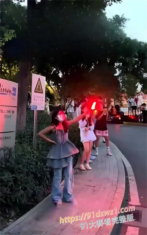 photo20260819122035 重庆 时代峰峻冲突升级 群男集体辱骂殴打 女粉杀猪般尖叫咆哮 男女互泼水 警察只抓一边 全网吃瓜-2