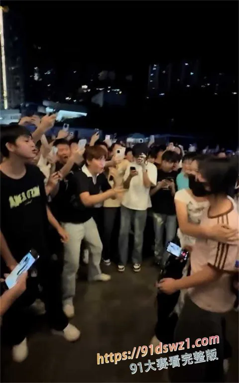 photo20260819122037 重庆 时代峰峻冲突升级 群男集体辱骂殴打 女粉杀猪般尖叫咆哮 男女互泼水 警察只抓一边 全网吃瓜-3