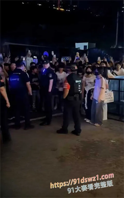 photo20260819122041 重庆 时代峰峻冲突升级 群男集体辱骂殴打 女粉杀猪般尖叫咆哮 男女互泼水 警察只抓一边 全网吃瓜-4