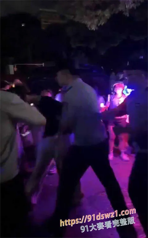 Snipaste20260819130025 拷贝 重庆 时代峰峻冲突升级 群男集体辱骂殴打 女粉杀猪般尖叫咆哮 男女互泼水 警察只抓一边 全网吃瓜-8