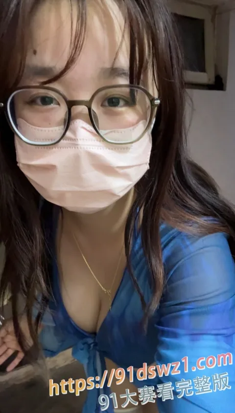 图1 推特人妻 小姨yiyi3359 站自家门外假屌疯狂抽插粉嫩骚穴 反差感彻底拉满-1