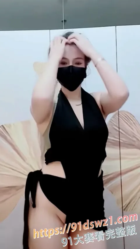 图4 抖音网红 小阿姨 下海直播骚舞 开档蕾丝透视情趣衣骚舞露点太犯规了-4