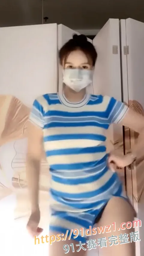 图6 抖音网红 小阿姨 下海直播骚舞 开档蕾丝透视情趣衣骚舞露点太犯规了-7