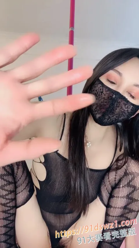 图5 国产主播黑丝少妇钢管舞 各种高难度姿势表演 妖娆的脸蛋配上动作极具诱惑感-5