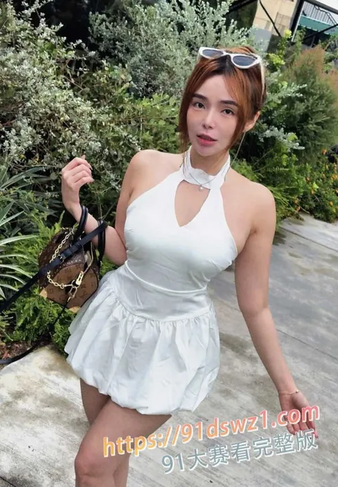 图5 高颜值巨乳网红 Angel Tee 与金主在酒店和家里自拍露脸口交做爱 多种玩法伺候肉棒-5