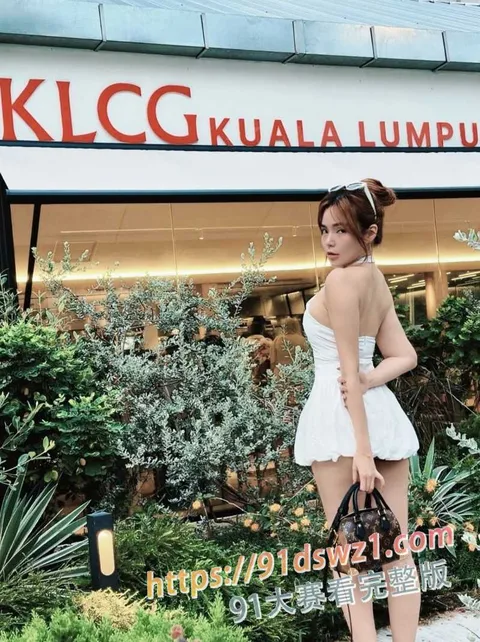 图6 高颜值巨乳网红 Angel Tee 与金主在酒店和家里自拍露脸口交做爱 多种玩法伺候肉棒-6
